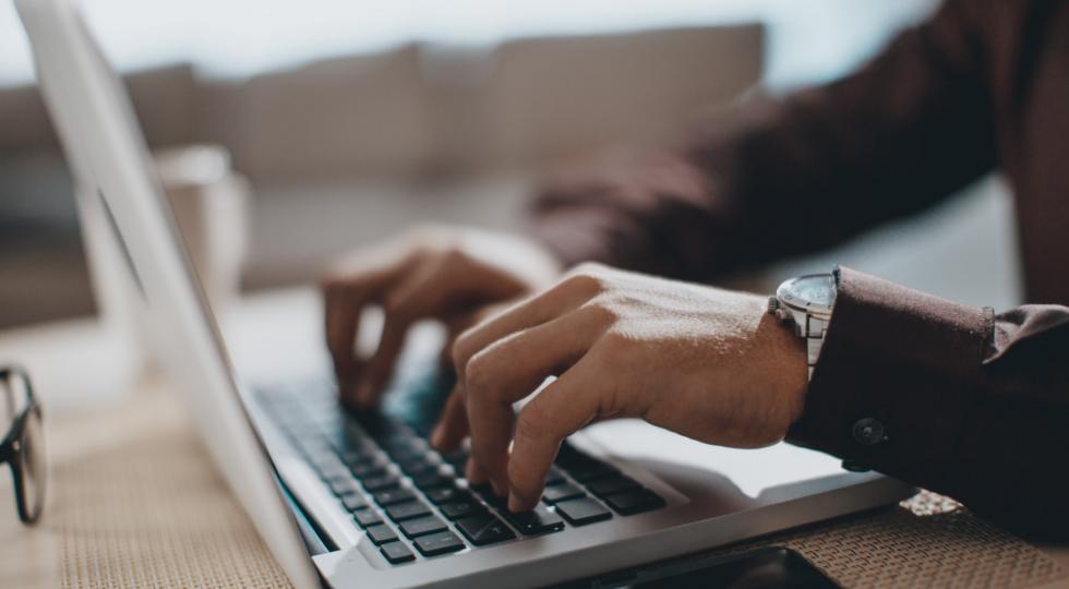 Étudiant qui tape sur son ordinateur portable