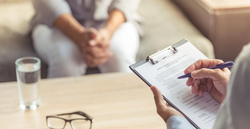 Personne en entrevue dans un bureau privé