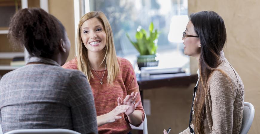 Trois femmes en discussion dans un bureau privé