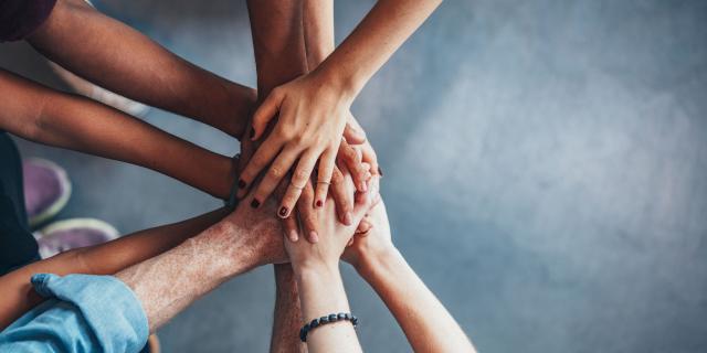 Étudiants qui s'intercalent les mains